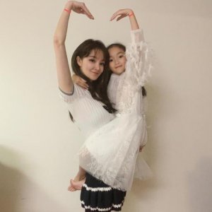 31岁刘雨欣近照曝光 与女儿罕见同框五官神相似