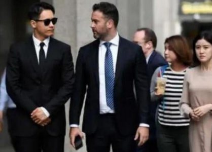 高云翔现身庭审 与律师相视一笑胜券在握的样子