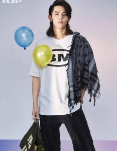 汪东城初春写真曝光 长发造型令人眼前一亮