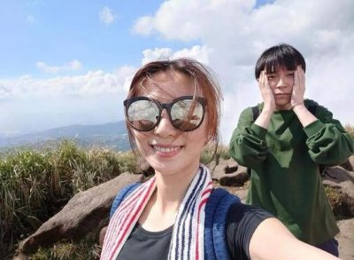 田馥甄晒踏青美照 青峰捧脸望镜头十分呆萌逗趣