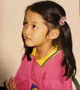 关晓彤晒童年照 五官非常精致从小美到大