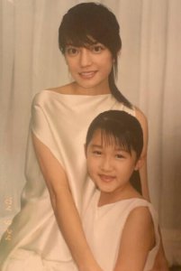 关晓彤赵薇合影 二人浅笑亲密依偎宛若姐妹