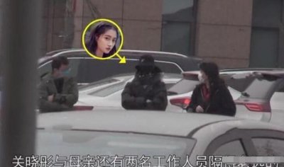 曝关晓彤去发热门诊 戴口罩帽子全副武装令人担忧