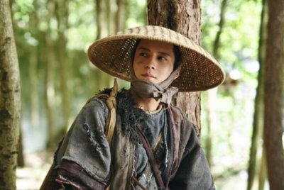 韩东君拍戏遭蛇咬 坦言表面装很镇定告诉自己要克服