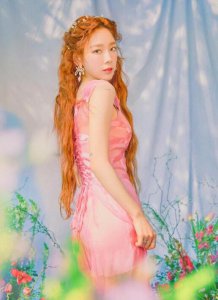 泰妍穿粉裙似仙女 五官精致四肢纤细惹人爱