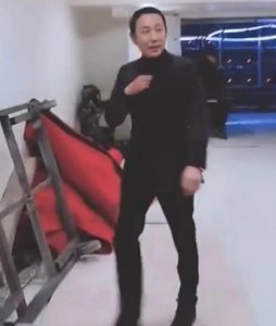 65岁陈道明近照 打扮十分干练精气神儿十足