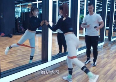 谭维维化身健身博主 穿紧身裤秀出完美蜜桃臀超诱人