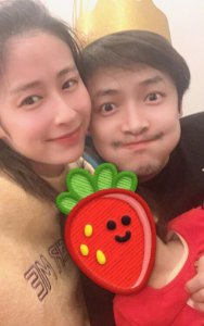 颖儿为老公付辛博庆生 一家三口互相依偎幸福美满