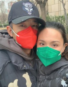 程莉莎郭晓东合影 夫妻红配绿口罩十分吸睛