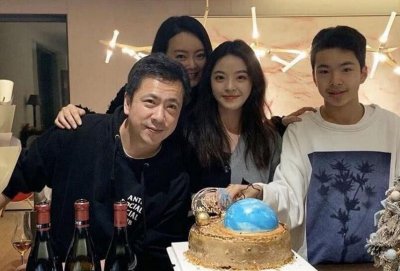 王文也晒全家福 一家四口对镜灿笑画面温馨美满