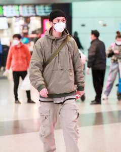 魏晨挎包赶路 穿卫衣休闲裤清爽帅气