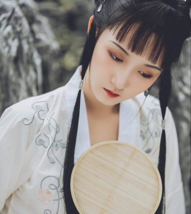 柳叶眼又被称之为"媚丝眼",它是一种介于丹凤眼和桃花眼的眼型,它是