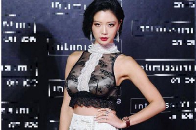 紧身透视装搭配蕾丝裙 性感尤物克拉拉前凸后翘真撩！