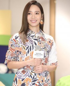侯佩岑穿碎花裙现身 气质迷人尽显浪漫淑女风