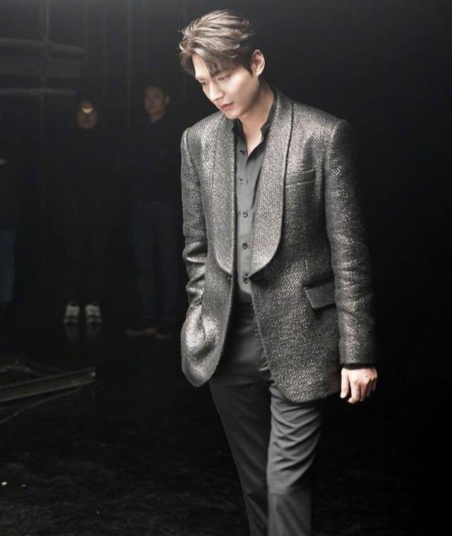记得最早看韩剧时被继承者迷得五迷三道李敏镐穿衣服搭配图片