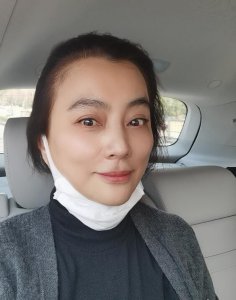 57岁李玲玉晒素颜近照 五官精致皮肤细腻光滑状态好