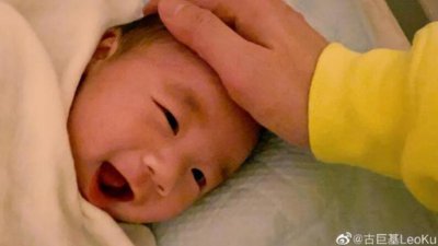古巨基首晒儿子正面照 宝宝对镜张大嘴笑可爱十足