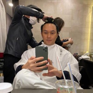张智霖晒理发照 对镜自拍十分悠然自在