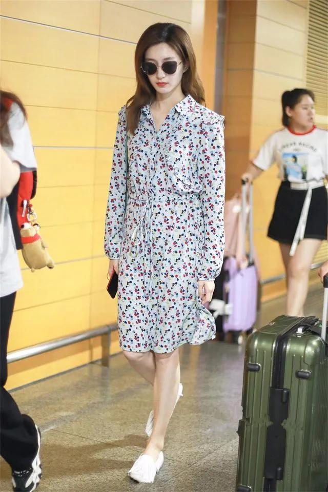春季的到来使很多女生都穿上了清新的小裙子裙子穿什么鞋子好看和什么
