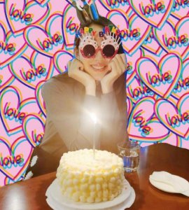 张梓琳生日晒美照 戴童趣生日眼镜少女心十足