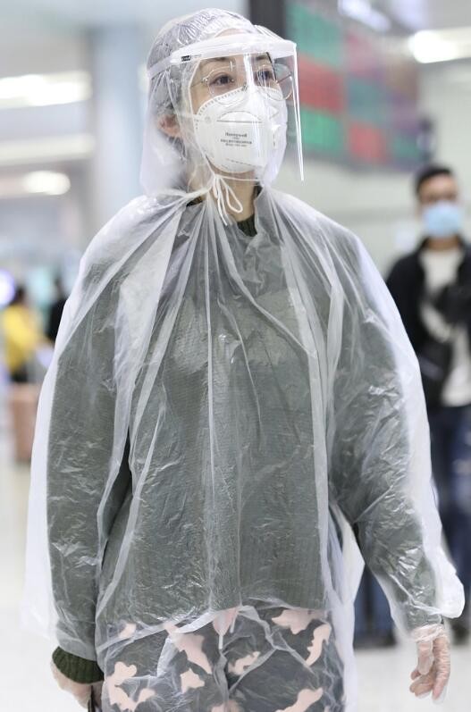 韩雪全副武装防护装备齐全造型十分夸张但防护好