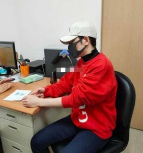 萧敬腾现身复健诊所 疑因手腕无法使力抬起前往治疗