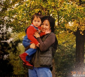 关晓彤晒出母女合影旧照 母女俩颜值超高画面超养眼