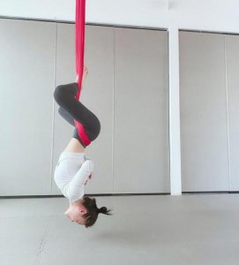 袁姗姗晒高难度瑜伽动作 整个人悬空倒立魔鬼身材吸睛