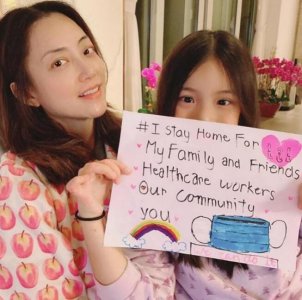 霍汶希与爱女合照 女儿完全复制了妈妈的好基因超美