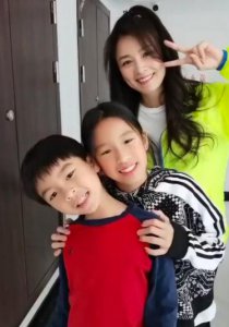 张庭带儿女跳舞 张庭半扎丸子头皮肤白皙犹如少女