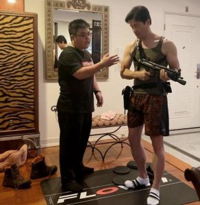 吕良伟18岁儿子近照曝光 二人同框形成了天壤之别