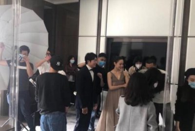 朗朗夫妇新照曝光 吉娜小腹微微凸起疑似怀孕