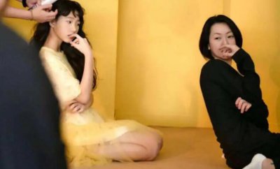 小S女儿首个代言 小S全程耐心指导摆弄姿势