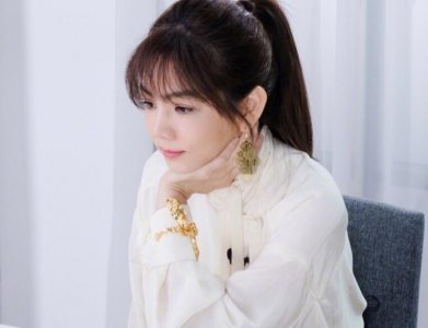 Ella晒近照 扎高马尾精致妆容尽显知性优雅