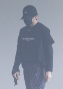 蔡徐坤全黑look现身 低调出行依旧难挡帅气