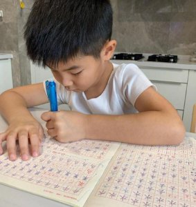 沙溢发文谈孩子教育：少做些工作放弃些机会不会后悔