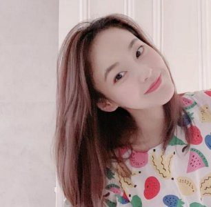 张佳宁甜美水果装 穿彩色水果上衣甜美可爱十足