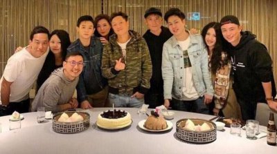 霍建华独自参加聚会 紧挨性感美女满脸笑容状态好