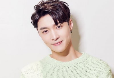 张艺兴被拍户外吸烟 与朋友交谈轻松自在毫无偶像包袱
