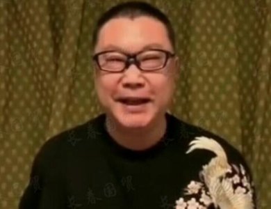 51岁尹相杰近照 依然留着当年的发型笑容灿烂