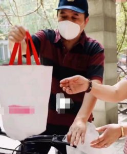 毕福剑拍公益视频 黑眼圈十分明显憔悴不堪