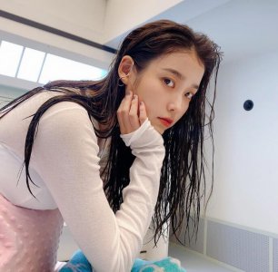 IU晒美照湿发造型出镜 托脸直视镜头眼神撩人
