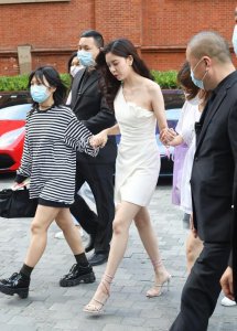 宋妍霏穿短裙现身 皮肤白到发光身材比例超完美