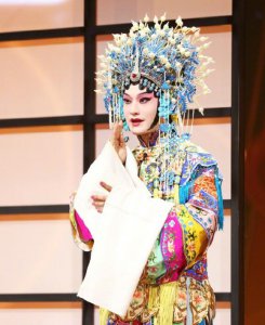 黄晓明晒青衣扮相 穿戏服精致扮相惊艳全场