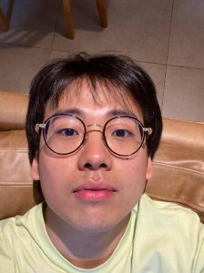 郭麒麟发出未修自拍 痘印胡渣清晰可见相当原生态