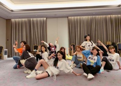 吴宣仪晒火箭少女合体排练照 全员对镜拍姿势活力十足