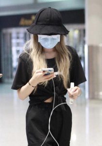 周扬青分手后首亮相 一路低头刷手机忙不停