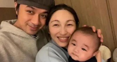 古巨基晒一家三口 夫妇俩亲吻宝宝画面充满温馨感