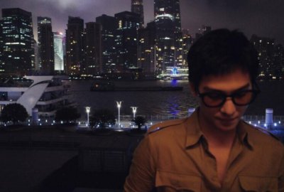 杨洋开工晒江畔放风照 寸头发型酷帅十足熟男魅力初显