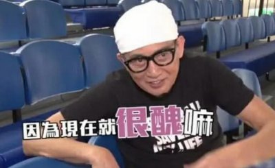 74岁秦汉近照曝光 皮肤黝黑泛油松弛下坠老态尽显